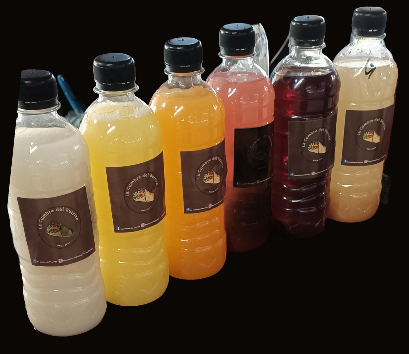 Aguas de sabor artesanales de La Cumbre del Burrito: jamaica, horchata, fresa, mango y guayaba